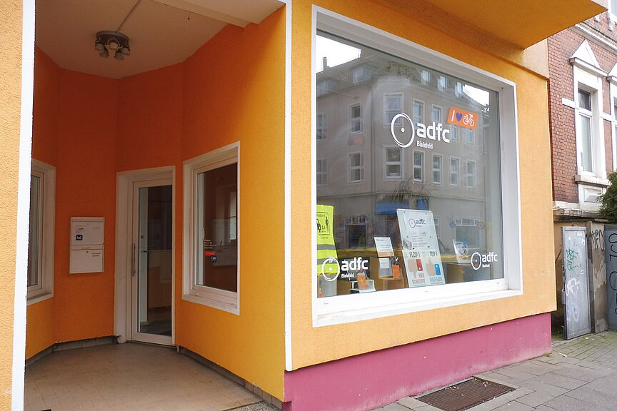 Infoladen, Schaufenster, Eingangstür