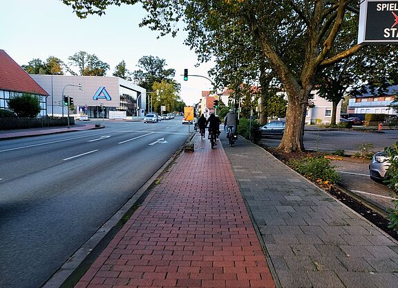Der Radweg an der Brockhäger Straße im Abschnitt zwischen der B61 und der Kreuzung Haegestraße/Körnerstraße
