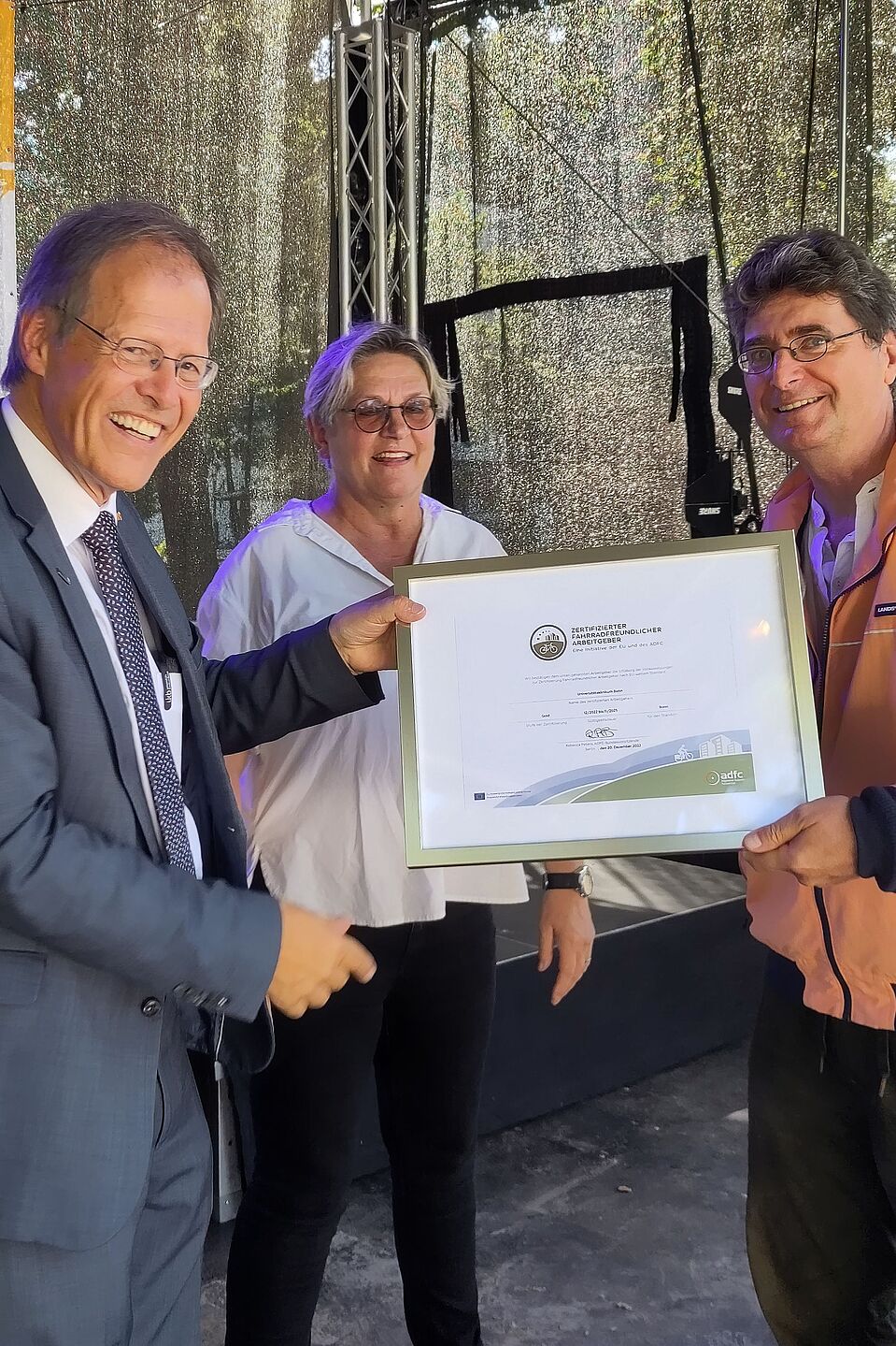 FFA-Auszeichnung_Uniklinikum_Bonn_Benedikt_Glitz_ADFC_NRW Prof. Dr. Dr. h.c. mult. Wolfgang Holzgreve (Ärztlicher Direktor und Vorstandsvorsitzender), Charlotte Kaspari (Leitung Geschäftsbereich 6 - Facility Management), Andreas K. Bittner (ADFC "Fahrradfreundlicher Arbeitgeber") bei der Auszeichnung im August 2023.