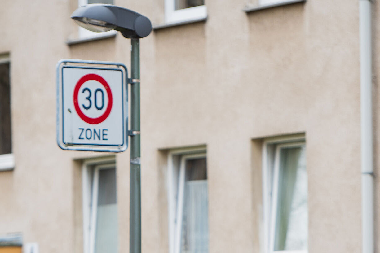 Die generelle Reduzierung der zulässigen Höchstgeschwindigkeit innerörtlich auf 30 km/h wäre ein großer Schritt für die Sicherheit von Radverkehr und Fußgängern. Es bleibt vorerst aber bei extra ausgewiesenen 30-Zonen. Die generelle Reduzierung der zulässigen Höchstgeschwindigkeit innerörtlich auf 30 km/h wäre ein großer Schritt für die Sicherheit von Radverkehr und Fußgängern. Es bleibt vorerst aber bei extra ausgewiesenen 30-Zonen.