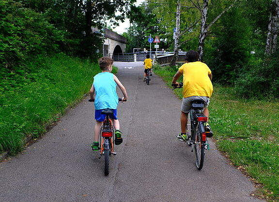 Kinder auf Radweg