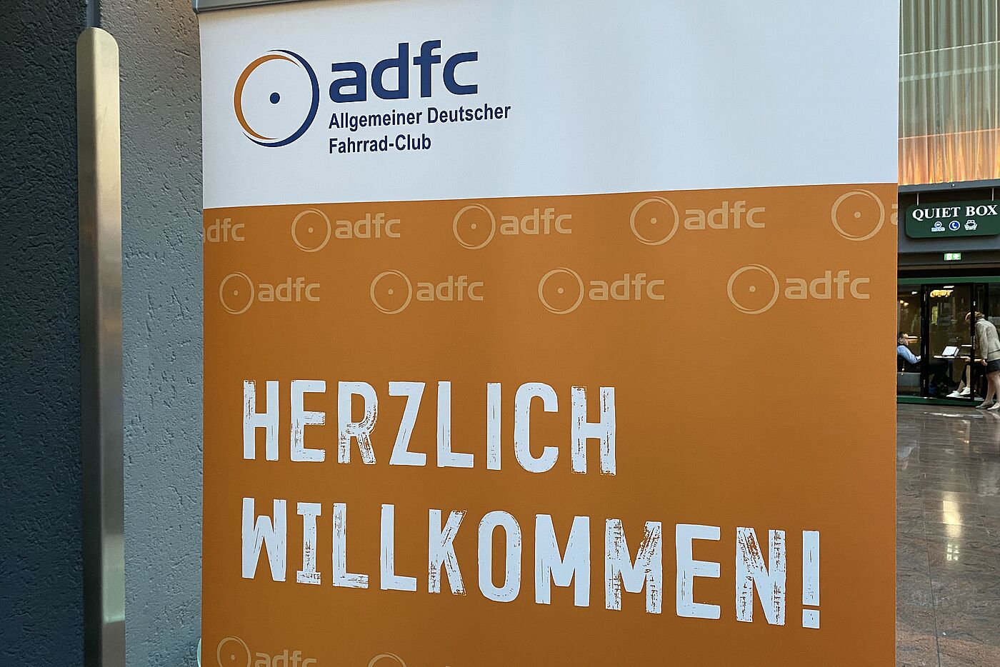 Rollup mit Text "herzlich willkommen!" Aufsteller mit Begrüßungstext "herzlich willkommen!"