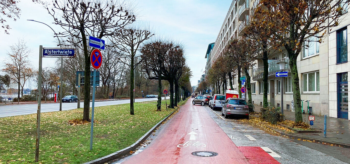 Fahrradstraße an der Alster in Hamburg getrennte Fahrradstraße im Winter