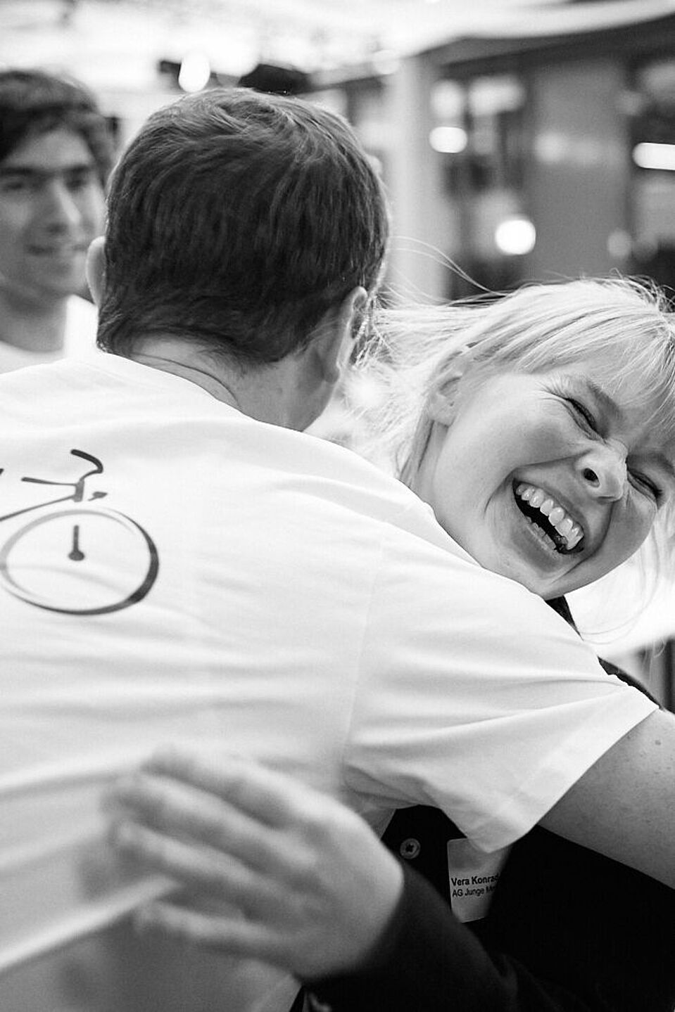 Impression von der ADFC-Bundeshauptversammlung 2024 Person wird umarmt