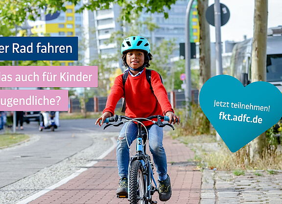 Ein Kind mit blauem Helm und rotem Pullover fährt mit dem Fahrrad auf einem Radweg in der Stadt. Im Hintergrund sind Straßen, Bäume und Gebäude zu sehen. Die Grafik fragt, ob sicheres Radfahren auch für Kinder und Jugendliche gilt.