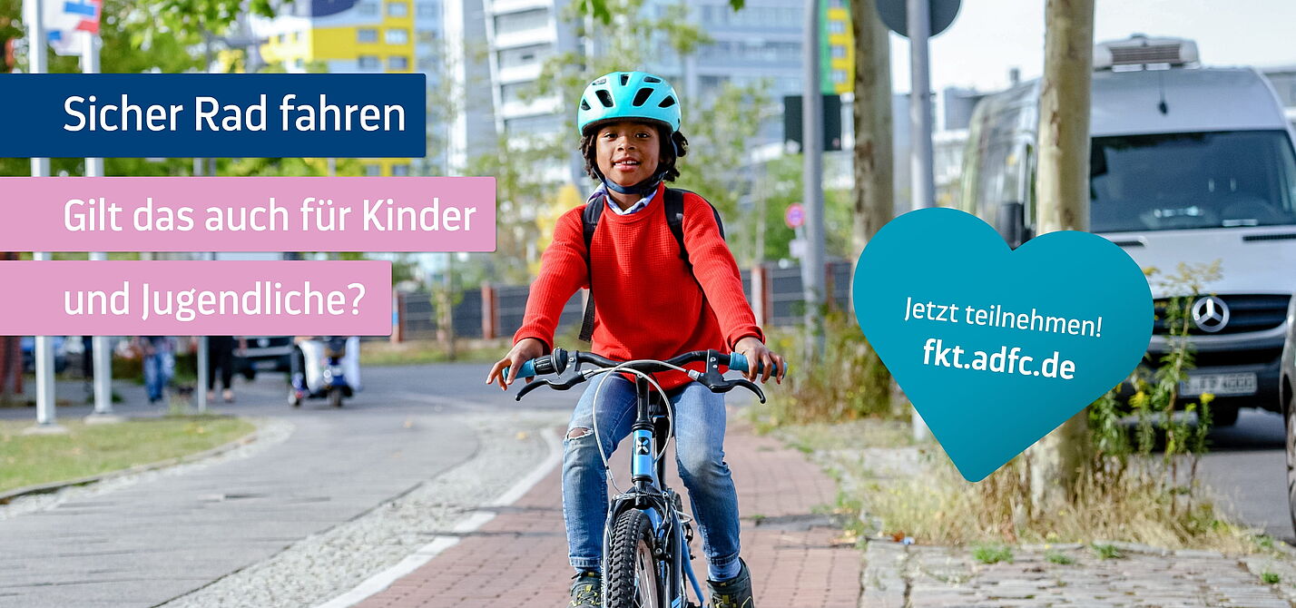 FKT 2026 Schwerpunkt Urban Artikel Ein Kind mit blauem Helm und rotem Pullover fährt mit dem Fahrrad auf einem Radweg in der Stadt. Im Hintergrund sind Straßen, Bäume und Gebäude zu sehen. Die Grafik fragt, ob sicheres Radfahren auch für Kinder und Jugendliche gilt.