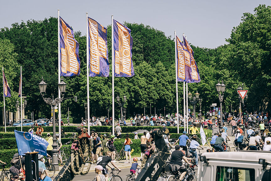 ADFC-Kampagne Radvolution Sternfahrt Berlin 2023 Radfahrende am großen Stern bei der Sternfahrt Berlin