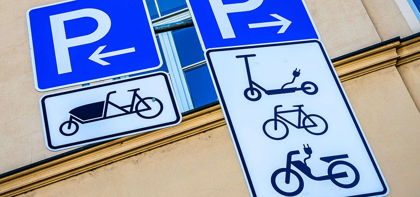 Parkschilder für spezielle Parkbereiche: Lastenfahrrad, E-Scooter, klassische Fahrräder und E-Mopeds/E-Roller